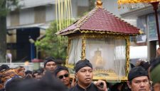 Arak-arakan Mahkota Binokasih menjadi salah satu pertunjukkan yang dapat disaksikan masyarakat dalam Kirab Mahkota Binokasih di Kabupaten Sumedang.