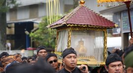Arak-arakan Mahkota Binokasih menjadi salah satu pertunjukkan yang dapat disaksikan masyarakat dalam Kirab Mahkota Binokasih di Kabupaten Sumedang.