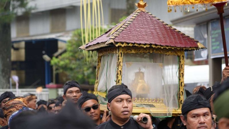 Arak-arakan Mahkota Binokasih menjadi salah satu pertunjukkan yang dapat disaksikan masyarakat dalam Kirab Mahkota Binokasih di Kabupaten Sumedang.