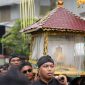 Arak-arakan Mahkota Binokasih menjadi salah satu pertunjukkan yang dapat disaksikan masyarakat dalam Kirab Mahkota Binokasih di Kabupaten Sumedang.