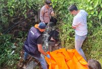 Sesosok mayat pria ditemukan warga dalam selokan di Kampung Salagedang, RT 001 RW 003, Desa Sukalilah, Cibatu -Garut,Jumat (1/5/2026).