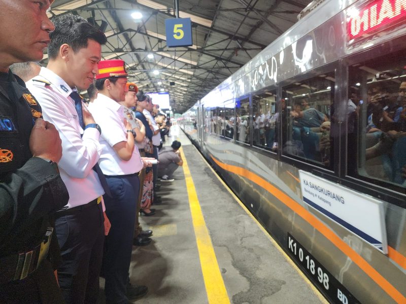 KA Sangkuriang Bandung - Ketapang resmi berangkat perdana hari ini,buka konektivitas baru Jawa Barat hingga ujung timur Jawa.