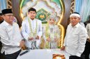 Gubernur Jawa Barat Dedi Mulyadi menjadi saksi pernikahan pasangan istimewa penyandang disabilitas tuna rungu Naila Puja Rislani dan Muhammad Sayyid Az Zahiri di Kantor Urusan Agama (KUA) Bale Endah Kabupaten Bandung, Jumat (1/5/2026).