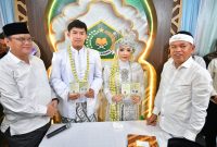 Gubernur Jawa Barat Dedi Mulyadi menjadi saksi pernikahan pasangan istimewa penyandang disabilitas tuna rungu Naila Puja Rislani dan Muhammad Sayyid Az Zahiri di Kantor Urusan Agama (KUA) Bale Endah Kabupaten Bandung, Jumat (1/5/2026).
