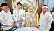 Gubernur Jawa Barat Dedi Mulyadi menjadi saksi pernikahan pasangan istimewa penyandang disabilitas tuna rungu Naila Puja Rislani dan Muhammad Sayyid Az Zahiri di Kantor Urusan Agama (KUA) Bale Endah Kabupaten Bandung, Jumat (1/5/2026).