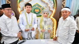 Gubernur Jawa Barat Dedi Mulyadi menjadi saksi pernikahan pasangan istimewa penyandang disabilitas tuna rungu Naila Puja Rislani dan Muhammad Sayyid Az Zahiri di Kantor Urusan Agama (KUA) Bale Endah Kabupaten Bandung, Jumat (1/5/2026).