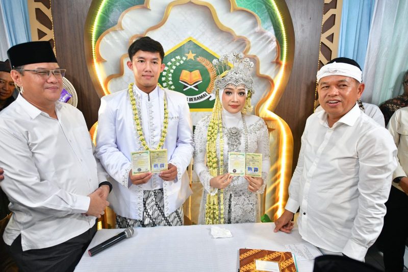 Gubernur Jawa Barat Dedi Mulyadi menjadi saksi pernikahan pasangan istimewa penyandang disabilitas tuna rungu Naila Puja Rislani dan Muhammad Sayyid Az Zahiri di Kantor Urusan Agama (KUA) Bale Endah Kabupaten Bandung, Jumat (1/5/2026).