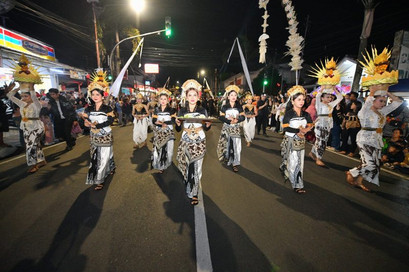 Kirab Budaya Napak Tilas Padjadjaran di Kabupaten Sumedang, Sabtu malam (2/5/2026). 