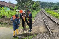 KAI Daop 2 Bandung tutup 29 perlintasan sebidang yang tidak terjaga sepanjang 2025, masyarakat dilarang membuka perlintasan ilegal itu.