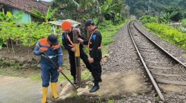 KAI Daop 2 Bandung tutup 29 perlintasan sebidang yang tidak terjaga sepanjang 2025, masyarakat dilarang membuka perlintasan ilegal itu.