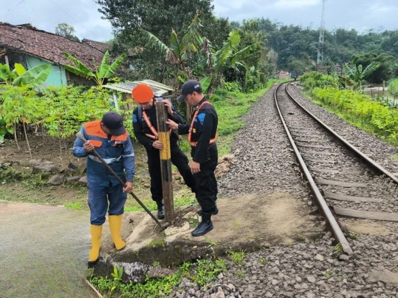 KAI Daop 2 Bandung tutup 29 perlintasan sebidang yang tidak terjaga sepanjang 2025, masyarakat dilarang membuka perlintasan ilegal itu.