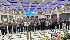 Kapolda Jabar, Irjen Pol. Dr. Rudi Setiawan, S.I.K., S.H., M.H., “ngariung” bareng keluarga besar FKPPI dan KBPP Polri dalam acara Halal Bihalal yang penuh khidmat di
aula lantai 4 Dit Lantas Polda Jabar, Selasa (5/5/2026).
