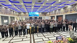 Kapolda Jabar, Irjen Pol. Dr. Rudi Setiawan, S.I.K., S.H., M.H., “ngariung” bareng keluarga besar FKPPI dan KBPP Polri dalam acara Halal Bihalal yang penuh khidmat di
aula lantai 4 Dit Lantas Polda Jabar, Selasa (5/5/2026).
