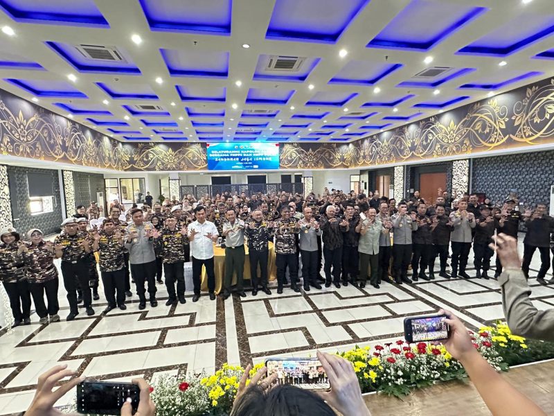 Kapolda Jabar, Irjen Pol. Dr. Rudi Setiawan, S.I.K., S.H., M.H., “ngariung” bareng keluarga besar FKPPI dan KBPP Polri dalam acara Halal Bihalal yang penuh khidmat di
aula lantai 4 Dit Lantas Polda Jabar, Selasa (5/5/2026).
