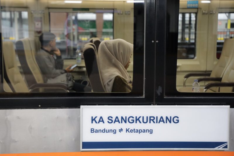 KA Sangkuriang relasi Bandung – Ketapang.