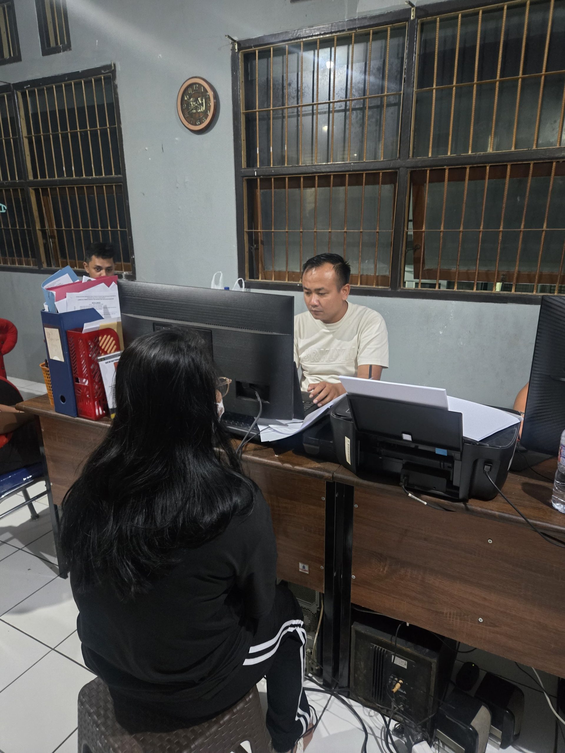 Seorang wanita yang diduga pelaku percobaan penyelundupan narkotika ke dalam Lapas saat diperiksa petugas Satnarkoba Polresta Bandung 