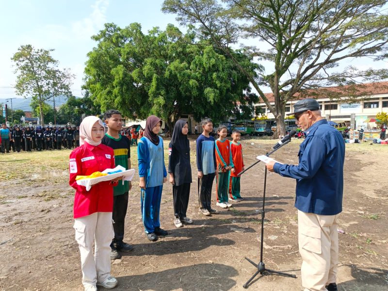 Palang Merah Indonesia (PMI) Kabupaten Garut menggelar pelatihan dan pelantikan gabungan Palang Merah Remaja (PMR) se-Garut Utara di Alun-alun Limbangan, Kabupaten Garut, Sabtu (9/5/2026).