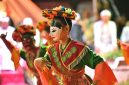 Kirab Budaya Mahkota Binokasih Napaktilas Padjadjaran di Kota Cirebon menampilkan kesenian yang mengagumkan dan memanjakan mata.
