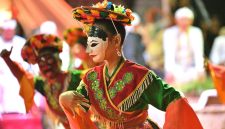 Kirab Budaya Mahkota Binokasih Napaktilas Padjadjaran di Kota Cirebon menampilkan kesenian yang mengagumkan dan memanjakan mata.
