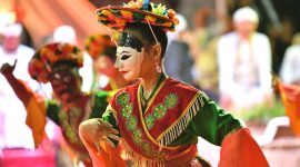 Kirab Budaya Mahkota Binokasih Napaktilas Padjadjaran di Kota Cirebon menampilkan kesenian yang mengagumkan dan memanjakan mata.