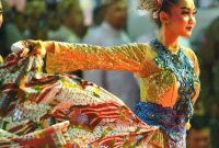 Putri-putri cantik dan pengawal Kerajaan memukau penonton Kirab Budaya di Cirebon.