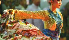 Putri-putri cantik dan pengawal Kerajaan memukau penonton Kirab Budaya di Cirebon.