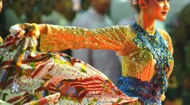 Putri-putri cantik dan pengawal Kerajaan memukau penonton Kirab Budaya di Cirebon.