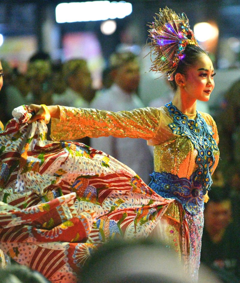 Putri-putri cantik dan pengawal Kerajaan memukau penonton Kirab Budaya di Cirebon.