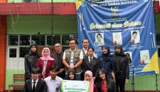 Pemimpin Wilayah PT Pegadaian Kanwil X Jawa Barat, Eko Supriyanto, foto bersama saat memberikan beasiswa 