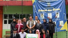 Pemimpin Wilayah PT Pegadaian Kanwil X Jawa Barat, Eko Supriyanto, foto bersama saat memberikan beasiswa 