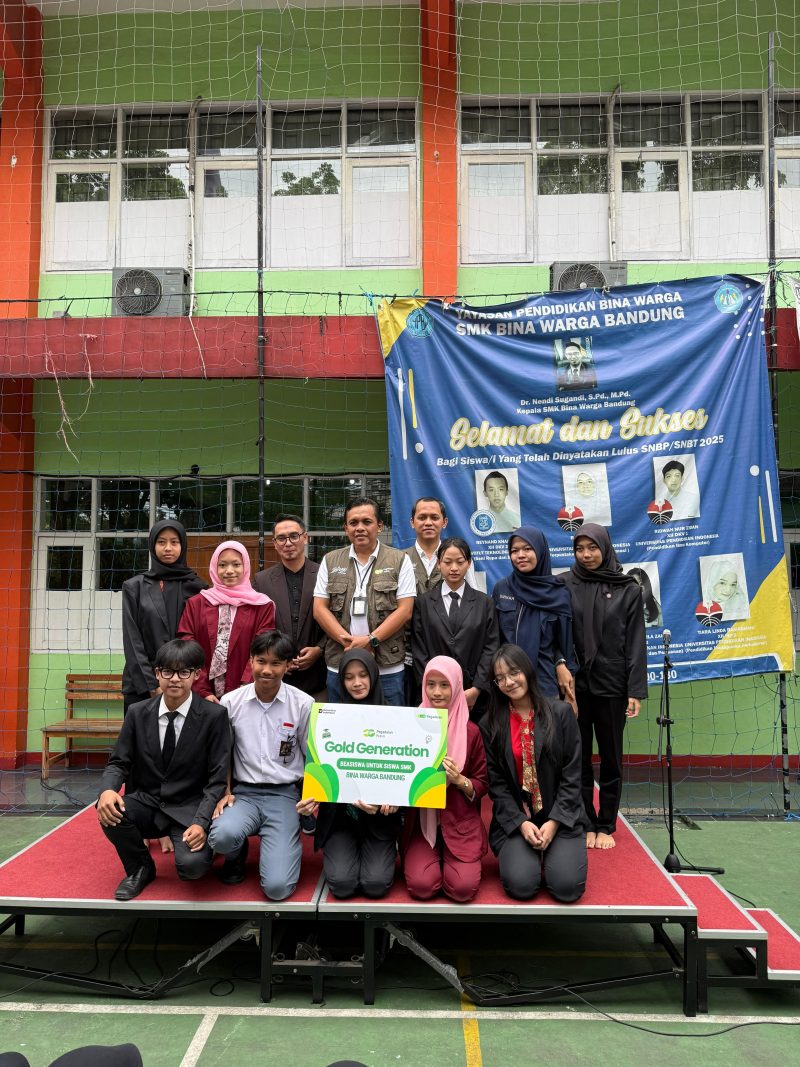 Pemimpin Wilayah PT Pegadaian Kanwil X Jawa Barat, Eko Supriyanto, foto bersama saat memberikan beasiswa 