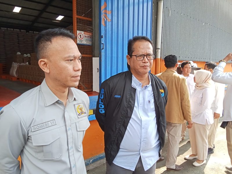 Anggota Komisi VI DPR RI Fraksi Gerindra, Muhammad Husen Fadlulloh, melakukan kunjungan kerja ke Gudang Bulog Garut untuk memastikan stok beras dan minyak goreng dalam kondisi aman serta distribusinya berjalan lancar bagi masyarakat.