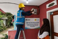 PT PLN (Persero) Unit Pelaksana Pelayanan Pelanggan (UP3) Majalaya kembali menjalankan program sosial Jumat Berbagi Cahaya – Light Up The Dream (LUTD) dengan menghadirkan sambungan listrik gratis bagi warga prasejahtera di Kampung Ibun, Desa Mekarwangi.