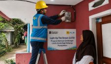PT PLN (Persero) Unit Pelaksana Pelayanan Pelanggan (UP3) Majalaya kembali menjalankan program sosial Jumat Berbagi Cahaya – Light Up The Dream (LUTD) dengan menghadirkan sambungan listrik gratis bagi warga prasejahtera di Kampung Ibun, Desa Mekarwangi.