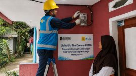 PT PLN (Persero) Unit Pelaksana Pelayanan Pelanggan (UP3) Majalaya kembali menjalankan program sosial Jumat Berbagi Cahaya – Light Up The Dream (LUTD) dengan menghadirkan sambungan listrik gratis bagi warga prasejahtera di Kampung Ibun, Desa Mekarwangi.
