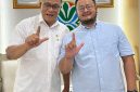 Ketua Asosiasi Kreator Konten Jawa Barat, Abizar Machmud, dengan Menteri Lingkungan Hidup, Jumhur Hidayat, saat bahas kolaborasi kampanye lingkungan hijau lewat digital kreator konten 