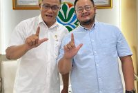 Ketua Asosiasi Kreator Konten Jawa Barat, Abizar Machmud, dengan Menteri Lingkungan Hidup, Jumhur Hidayat, saat bahas kolaborasi kampanye lingkungan hijau lewat digital kreator konten 