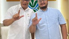 Ketua Asosiasi Kreator Konten Jawa Barat, Abizar Machmud, dengan Menteri Lingkungan Hidup, Jumhur Hidayat, saat bahas kolaborasi kampanye lingkungan hijau lewat digital kreator konten 