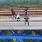 PT Kereta Api Indonesia (Persero) Daerah Operasi 2 Bandung dengan tegas melarang masyarakat untuk memasuki area terbatas perkeretaapian, khususnya di wilayah jembatan kereta api seperti Jembatan Cisomang dan Jembatan Cikubang.