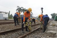 KAI Daop 2 Bandung ganti 2.800 meter rel untuk tingkatkan keselamatan dan kenyamanan perjalanan KA.