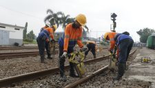 KAI Daop 2 Bandung ganti 2.800 meter rel untuk tingkatkan keselamatan dan kenyamanan perjalanan KA.