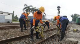 KAI Daop 2 Bandung ganti 2.800 meter rel untuk tingkatkan keselamatan dan kenyamanan perjalanan KA.