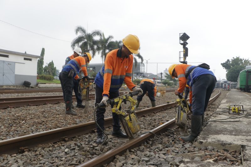 KAI Daop 2 Bandung ganti 2.800 meter rel untuk tingkatkan keselamatan dan kenyamanan perjalanan KA.