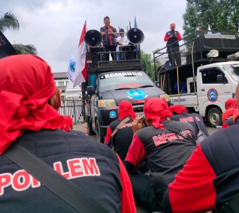 Pemerintah Daerah Provinsi Jawa Barat memastikan hak-hak pekerja terdampak pemutusan hubungan kerja (PHK) di Jawa Barat terpenuhi. Dengan begitu, pekerja dapat secepatnya kembali masuk ke dunia kerja atau berwirausaha.